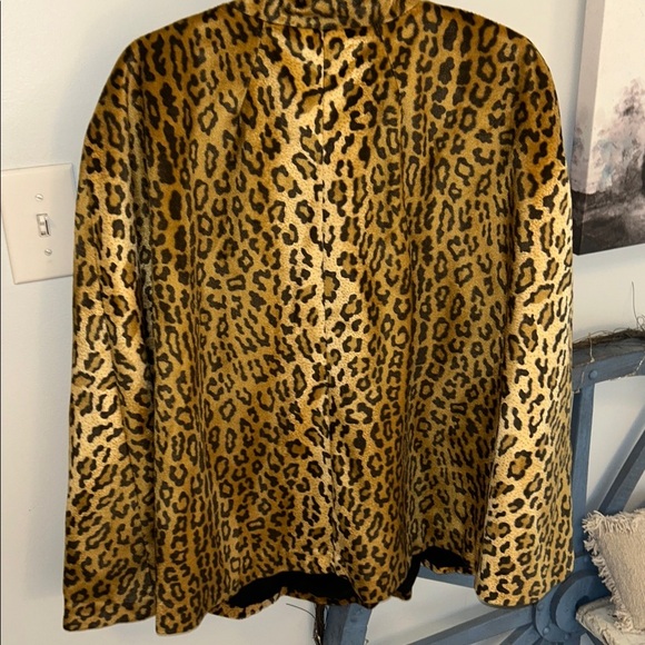 ⭐️WD. NY Leopard Print Cape⭐️ - Picture 8 of 9